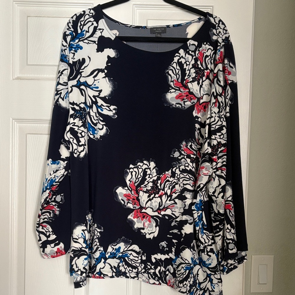 The Limited Women’s Graphic Floral Top Navy Multi – Size 1X (NWT)